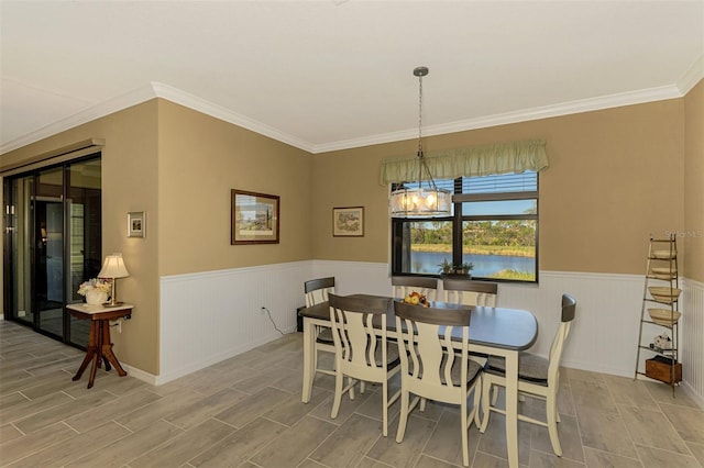 dining area with crown molding, a chandelier, and light hardwood / wood-style floors