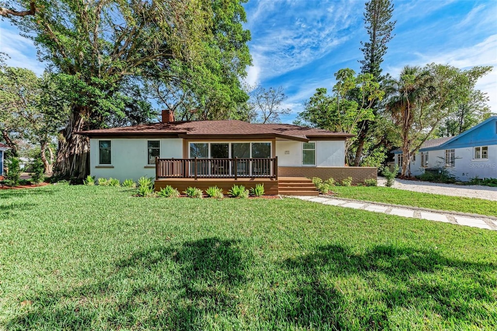 single story home with a front yard