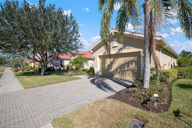 view of front of property featuring a front yard