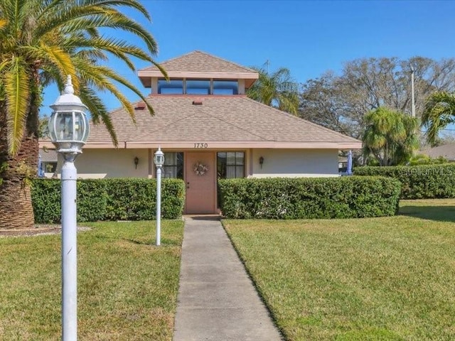 view of front of property featuring a front yard