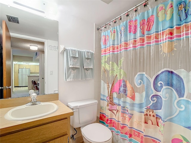 bathroom featuring a shower with curtain, vanity, and toilet