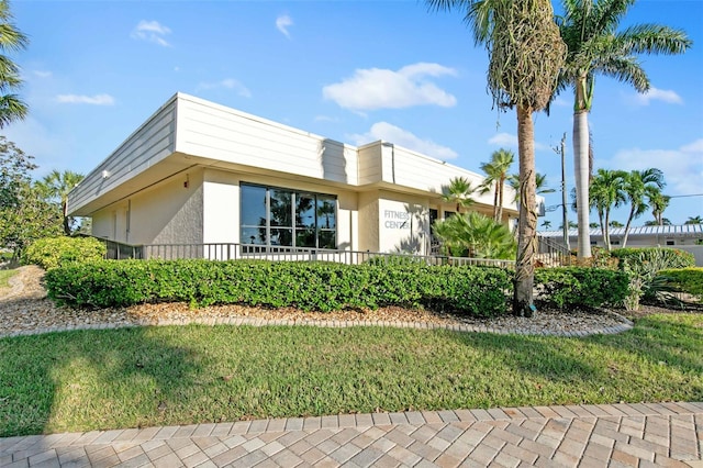 view of side of property featuring a yard