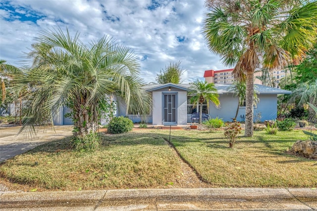 view of front facade featuring a front lawn