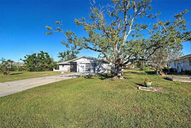 view of front facade featuring a front lawn