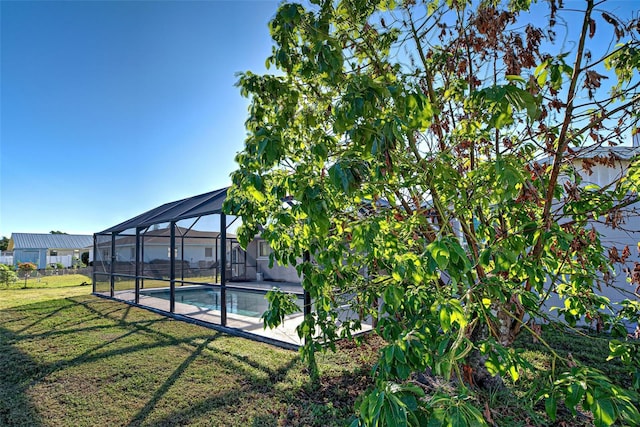 view of yard with a lanai