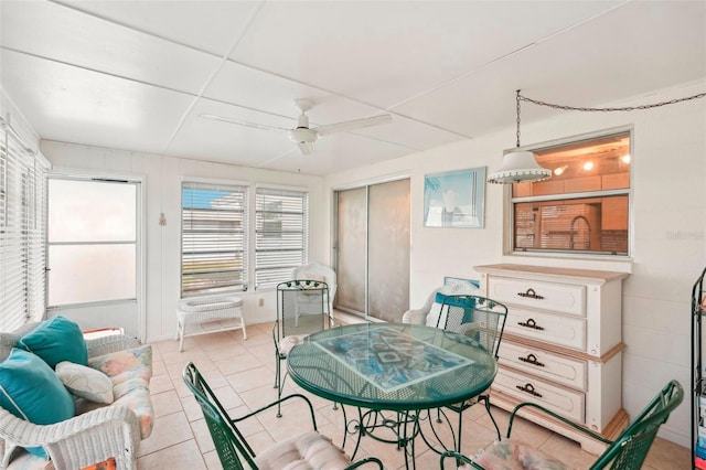 sunroom with ceiling fan