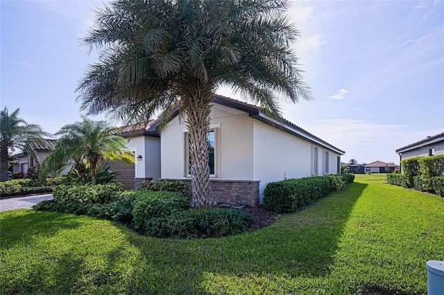 view of side of property featuring a lawn