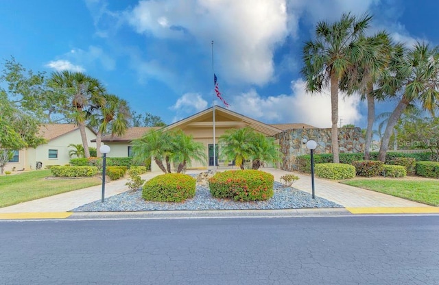 view of front of property with a front yard