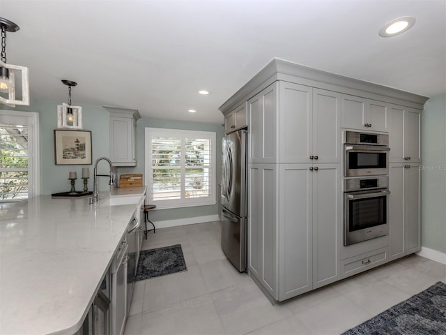 kitchen featuring stainless steel appliances, baseboards, gray cabinetry, a sink, and recessed lighting
