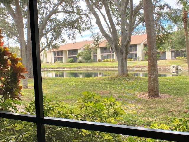 view of yard featuring a water view