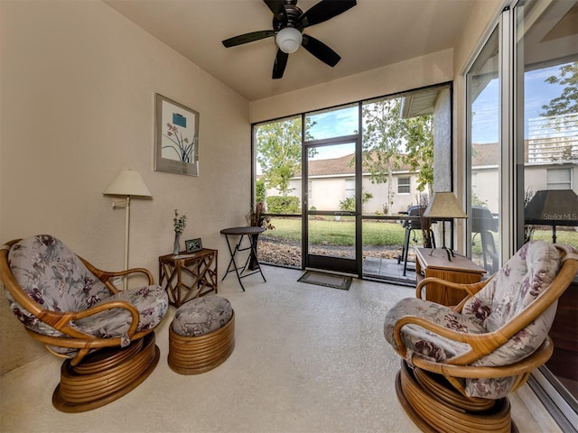 sunroom with ceiling fan