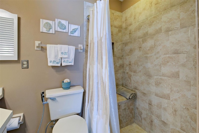 bathroom with a shower with curtain, vanity, and toilet