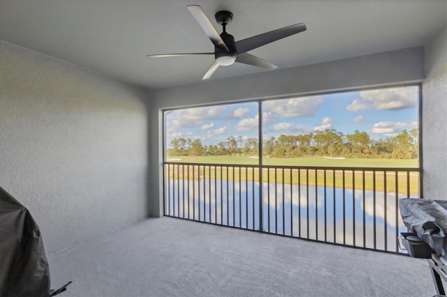 sunroom with ceiling fan