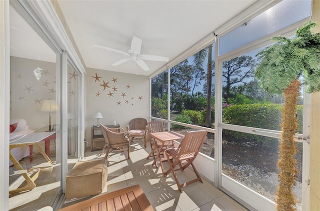 sunroom with ceiling fan