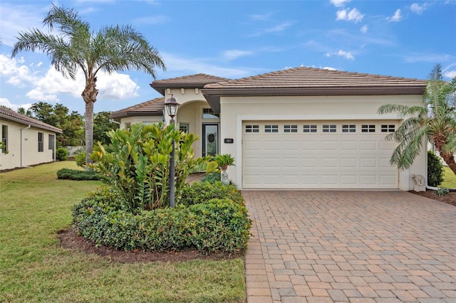 view of front of home featuring a front yard and a garage