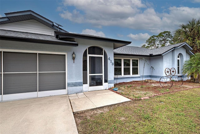 view of front facade with a garage and a front yard