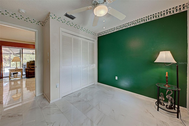 bedroom with ceiling fan, a textured ceiling, and a closet