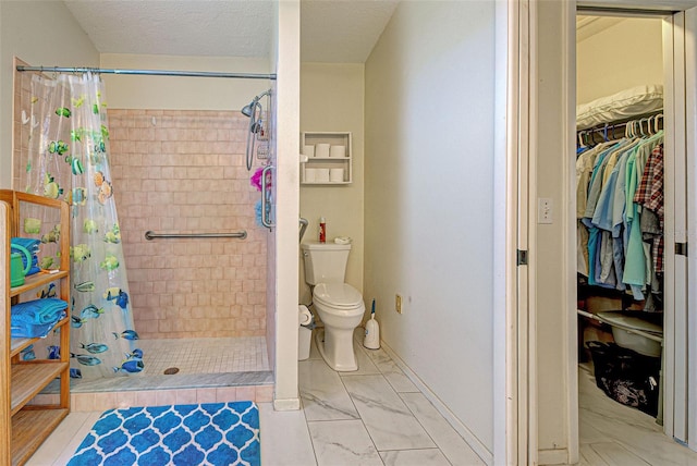 bathroom featuring a shower with curtain, toilet, and a textured ceiling