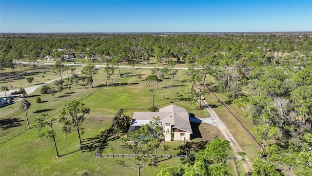 birds eye view of property featuring a forest view