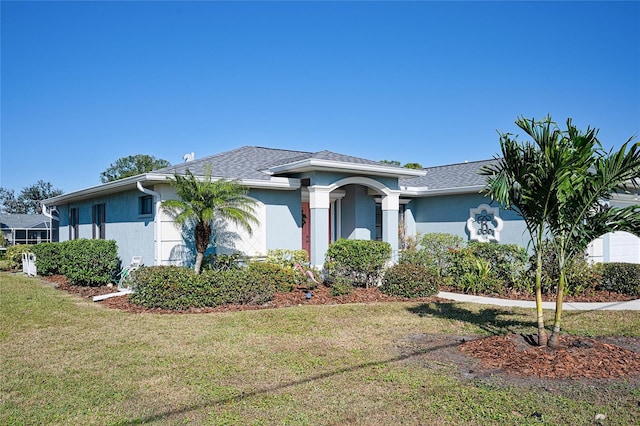 view of front facade featuring a front lawn