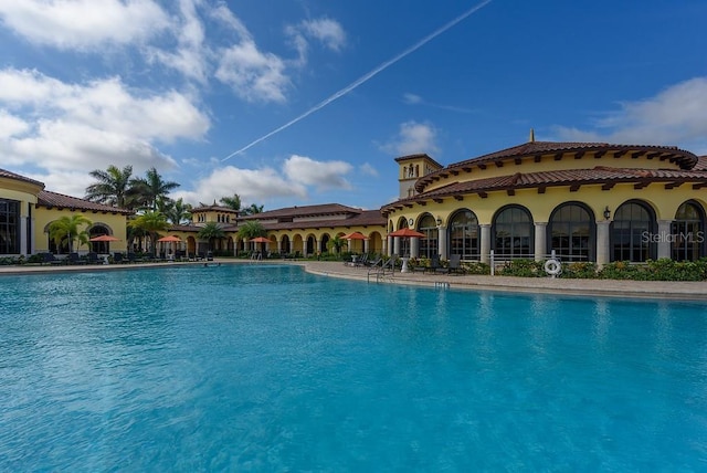 view of swimming pool