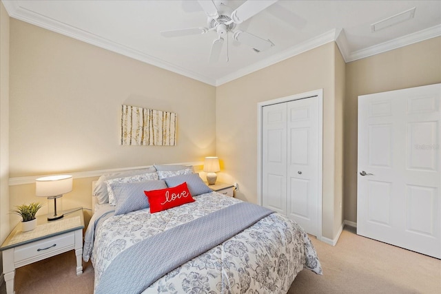 bedroom featuring visible vents, ceiling fan, carpet floors, ornamental molding, and a closet