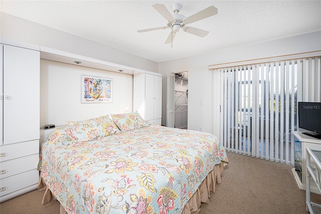 bedroom featuring a textured ceiling, ceiling fan, and light carpet