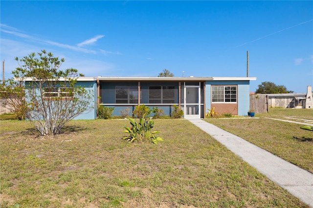 single story home featuring a front lawn