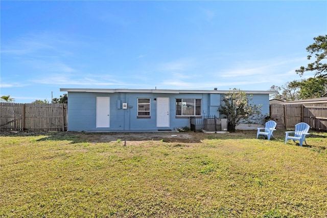 view of front of home featuring a front yard