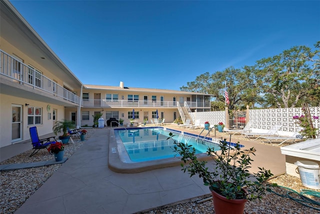 view of swimming pool featuring a patio