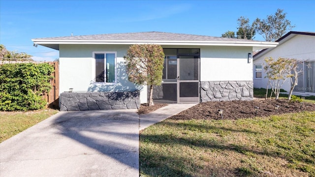 bungalow featuring a front yard