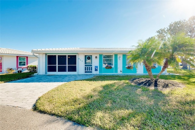 single story home with a front yard