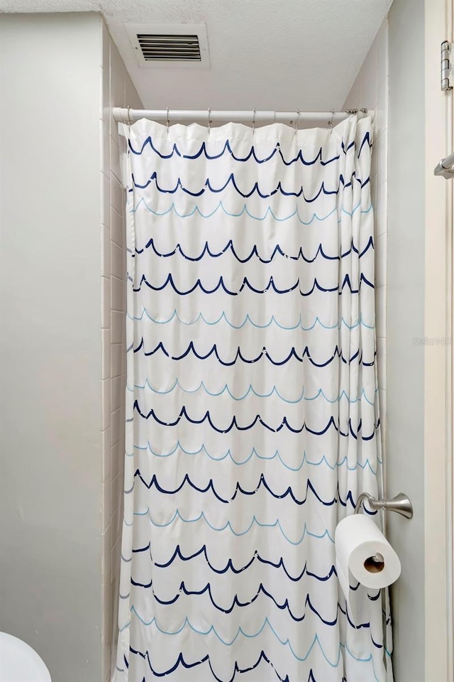 bathroom featuring curtained shower