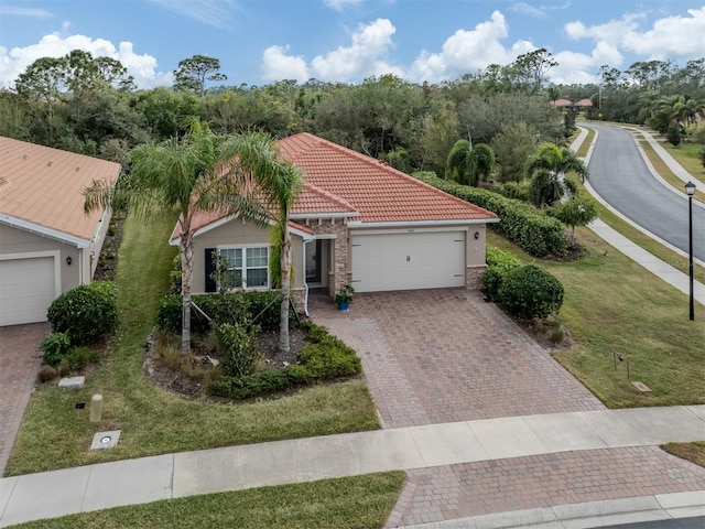 view of front facade featuring a front yard and a garage