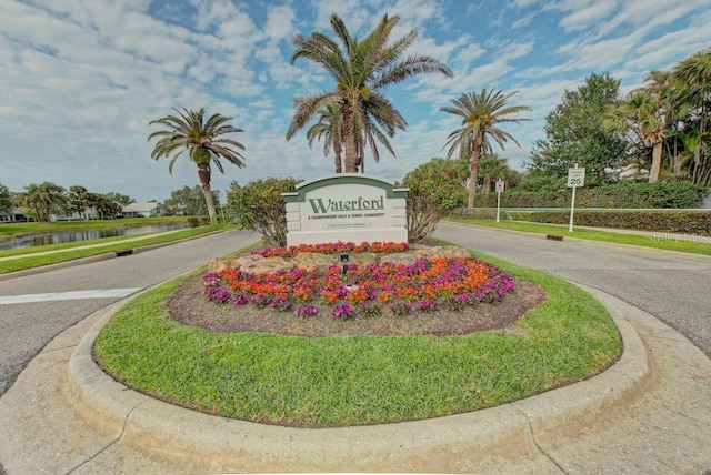 community sign featuring a water view