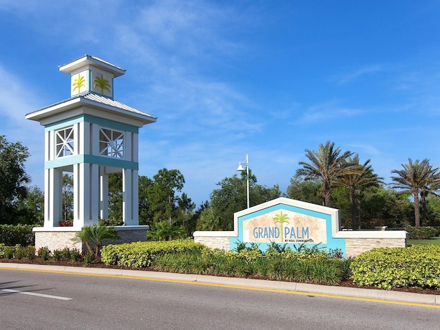 view of community / neighborhood sign