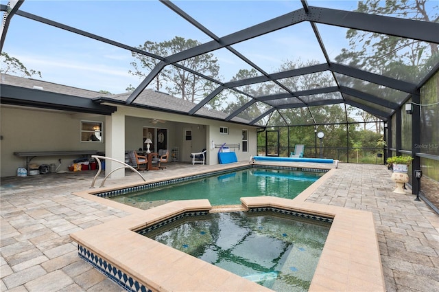 view of swimming pool with a lanai, a patio area, an in ground hot tub, and ceiling fan