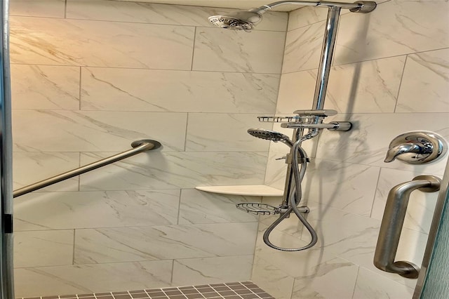 interior details with a tile shower