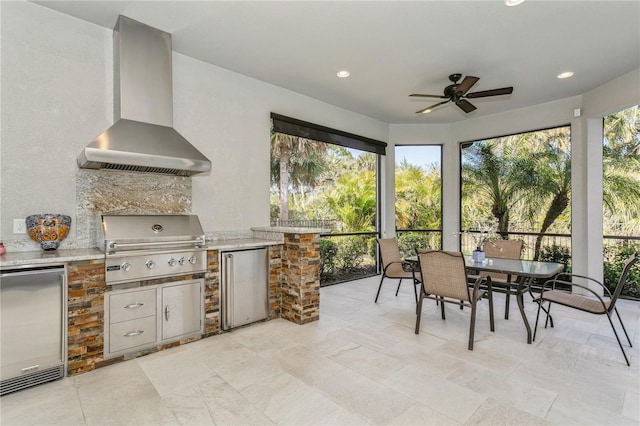 sunroom with ceiling fan