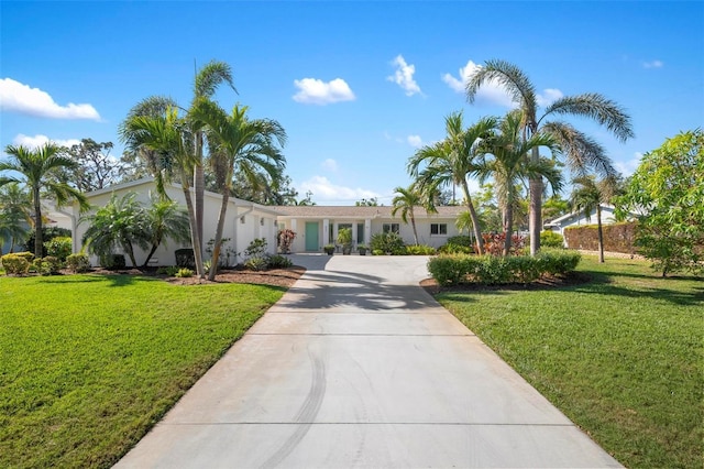 view of front of house featuring a front yard