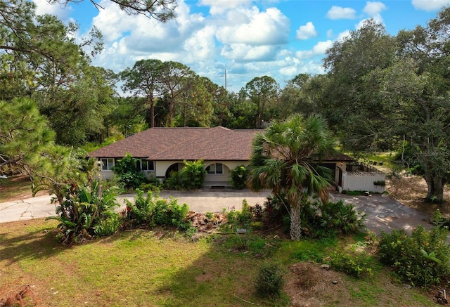 view of front facade featuring a front yard