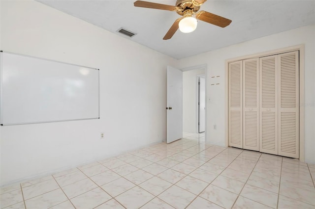 unfurnished bedroom featuring ceiling fan and a closet