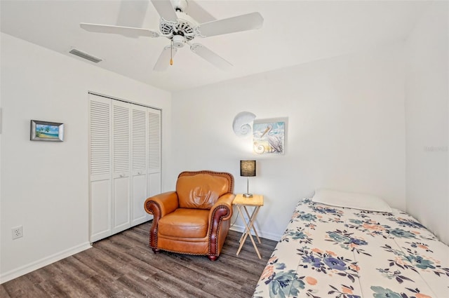 bedroom featuring ceiling fan, dark wood-type flooring, and a closet