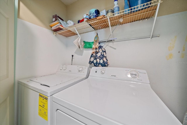 washroom featuring washing machine and clothes dryer