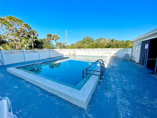 view of swimming pool