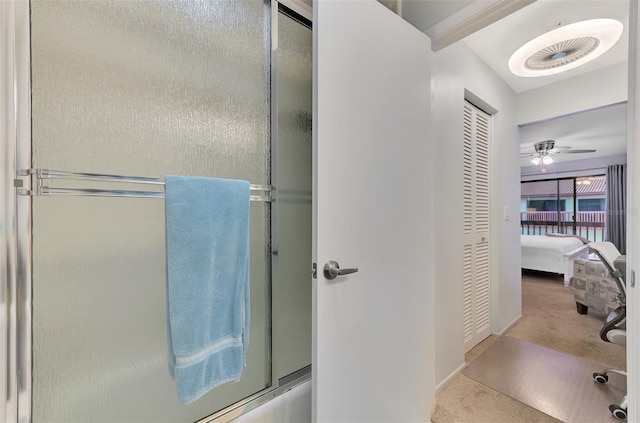 bathroom featuring enclosed tub / shower combo and ceiling fan