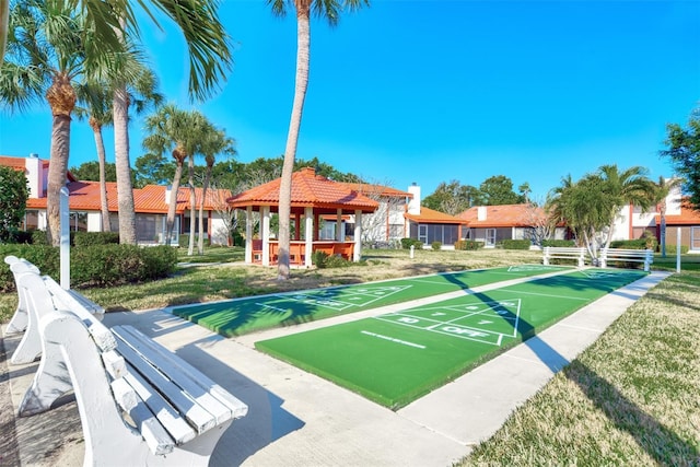 view of property's community featuring a lawn