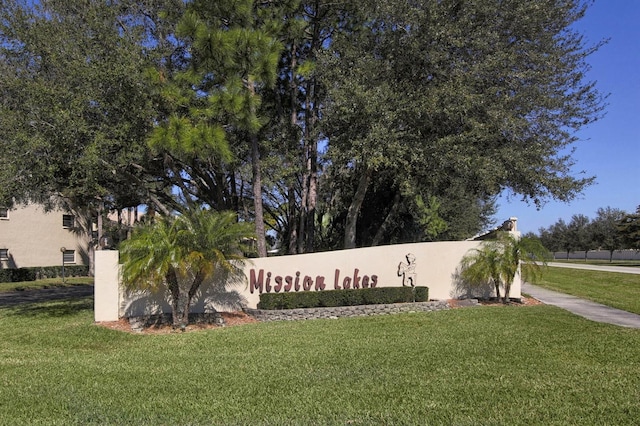 community sign with a lawn