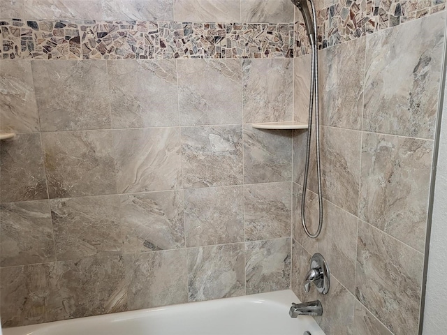 201 Auburn Woods Cir, Venice, FL 34292 - detailed view of tub / shower combination