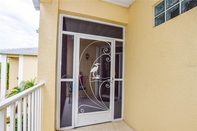 property entrance featuring a balcony